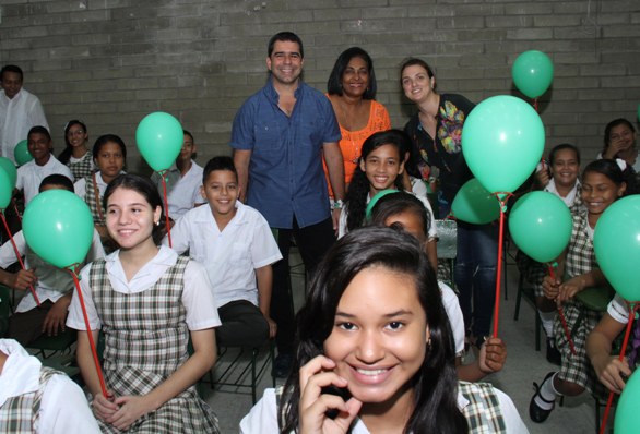 Alcalde Char con niños en salón de clases