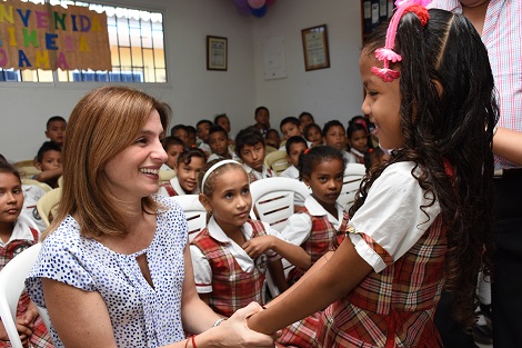 Primera dama con niña en salón