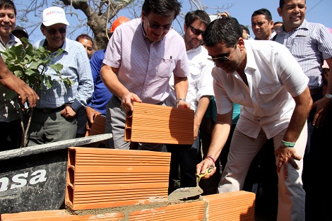 Alcalde Char colocando ladrillo