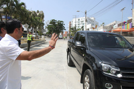 Alcalde Char saludando a personas en camioneta