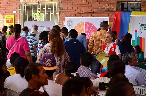 Personas reunidas en colegio