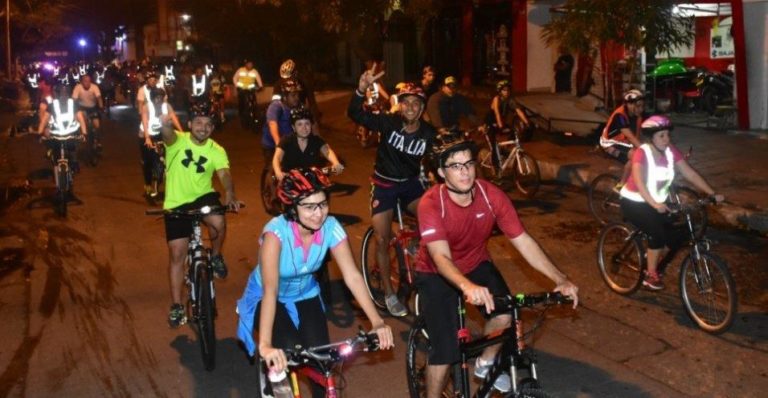 Mujeres en bicicleta por las calles de barranquilla