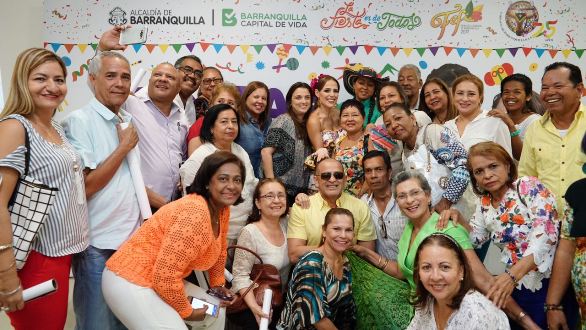 Secretaria de Educación con la reina del carnaval y funcionarios.