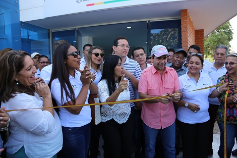 Alcalde Char cortando cinta de nueva sede.