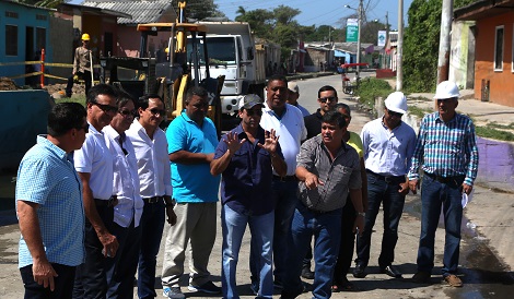 Alcalde Char con funcionarios y comunidad en el inicio de obra.