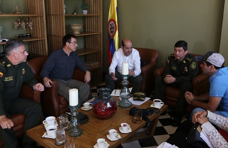 Alcalde reunido con generales de la Policía Nacional.