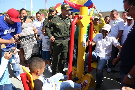 Alcalde Char en juego biosaludable con un niño en el parque del barrio La Paz