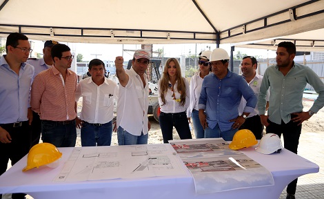 Alcalde Char visitando obras de estación de bomberos.