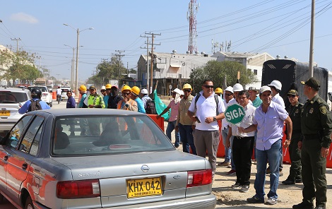 Alcalde Char dando paso vehicular en el puente de la calle 30