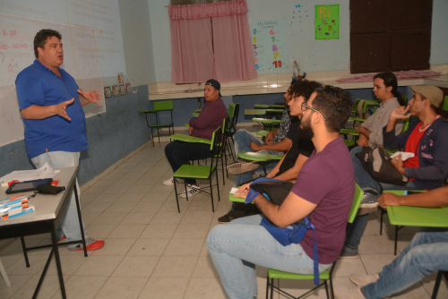 Instructor en aula de clases con estudiantes.