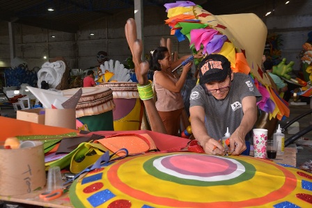 Artesano elaborando pieza de carroza del carnaval.