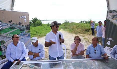 Alcalde Char y funcionarios en mesa principal en Avenida del Rio.