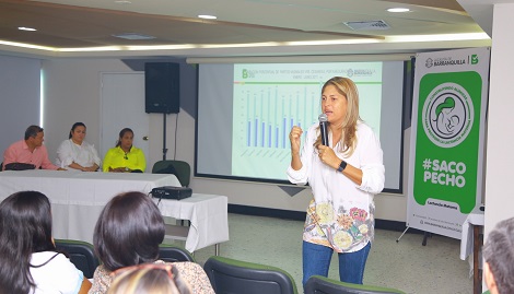 Secretaria de Salud explicando al auditorio proceso de afiliaciones