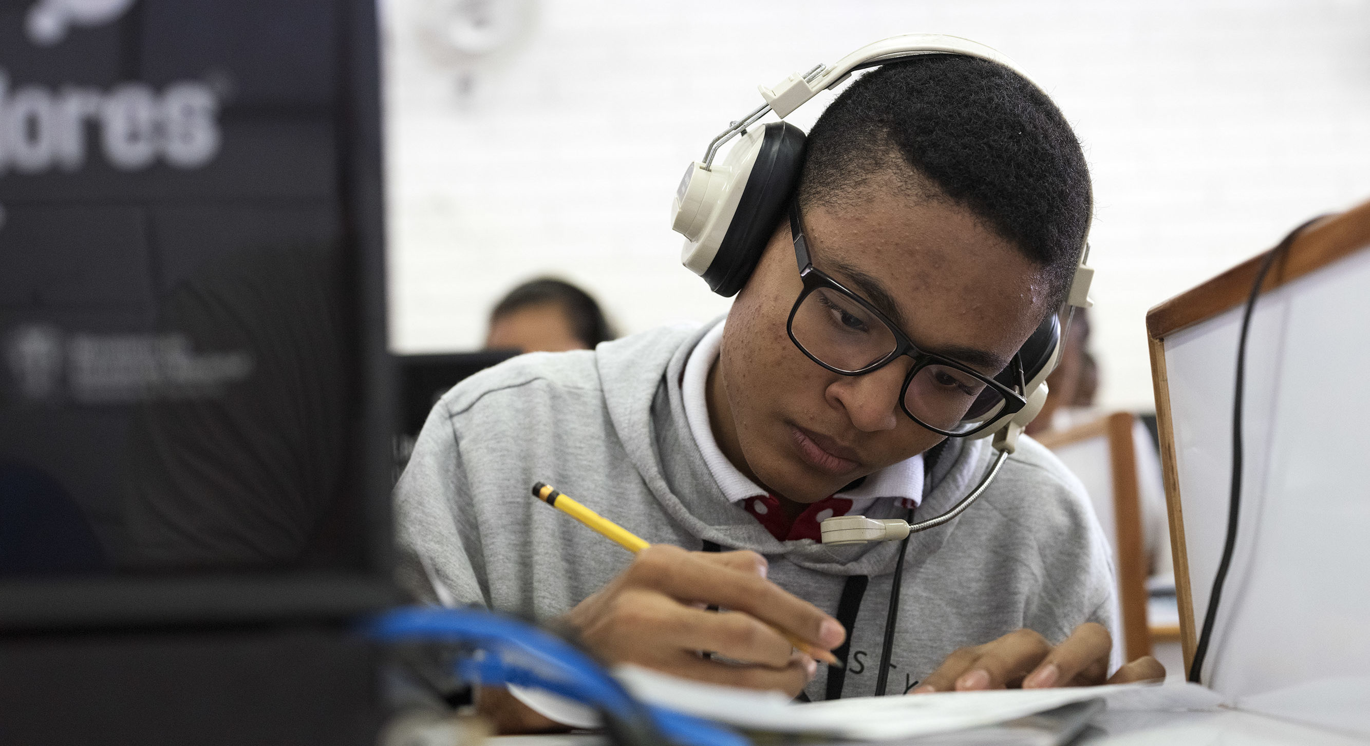 Estudiante oficial escribiendo