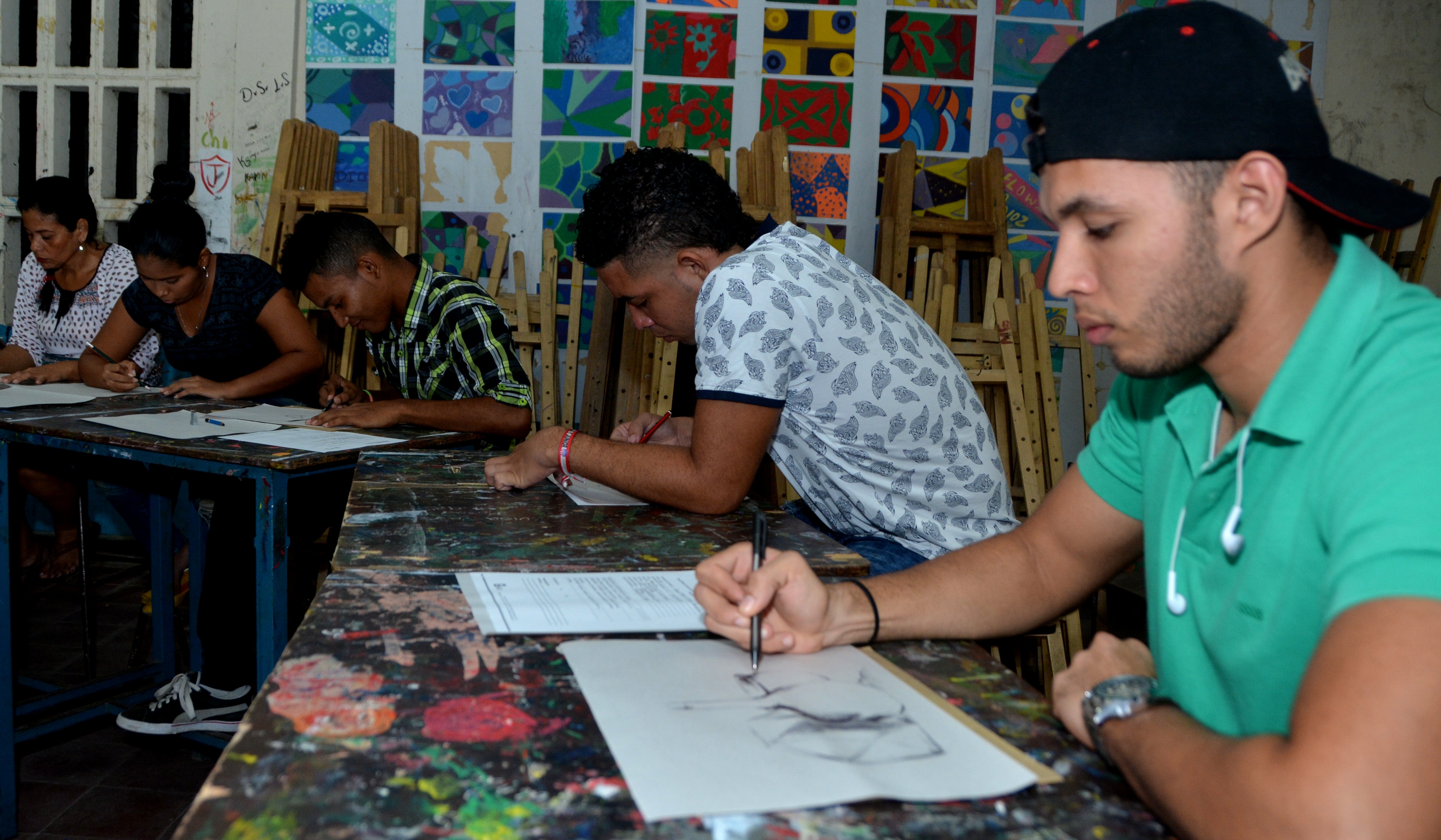 Cinco jóvenes estudiante de la Escuela Distrital de Arte