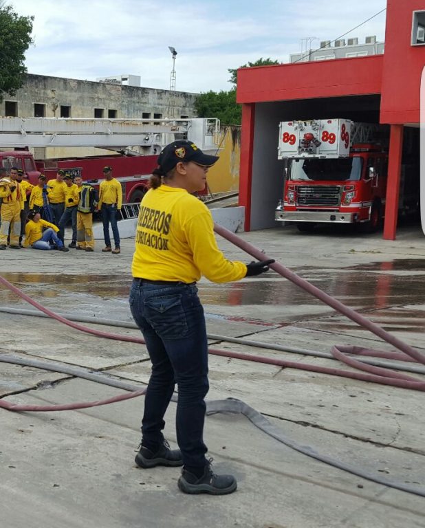 Mujer bombero durante entrenamiento