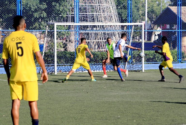 Grupo de jóvenes en partido de futbol.