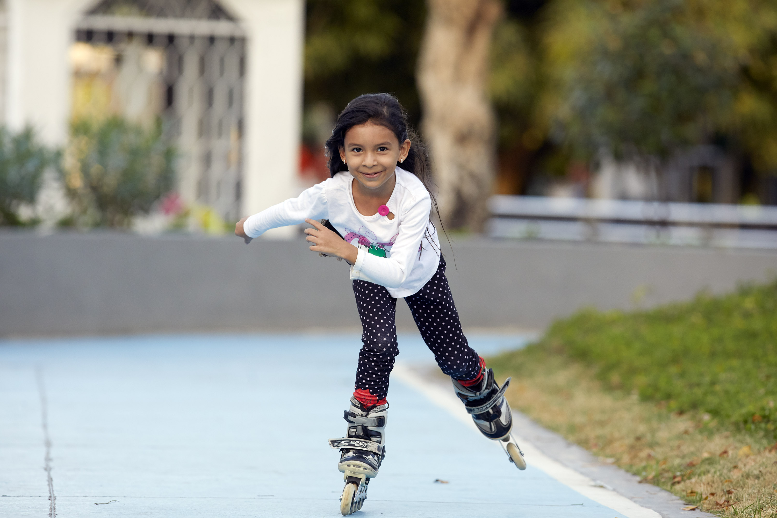 Niña patinando feliz