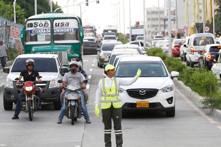 Regulador en vía transitada haciendo señal de pare