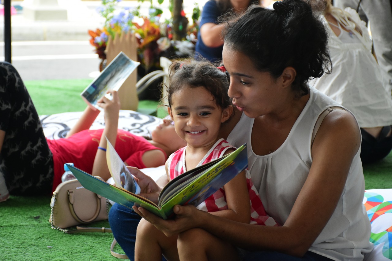 Nilños leyendo cuentos