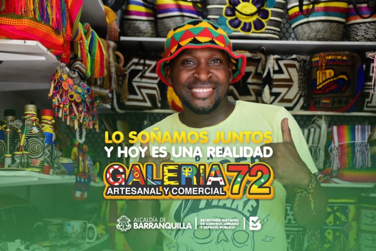 Hombre afrocolombiano vendiendo mochilas de manera sonriente.