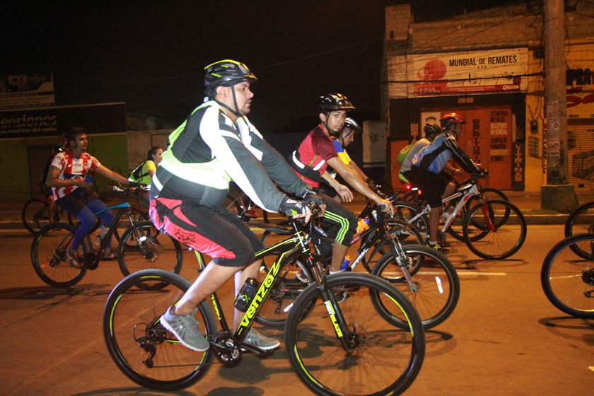 Personas en bicicletas de noche