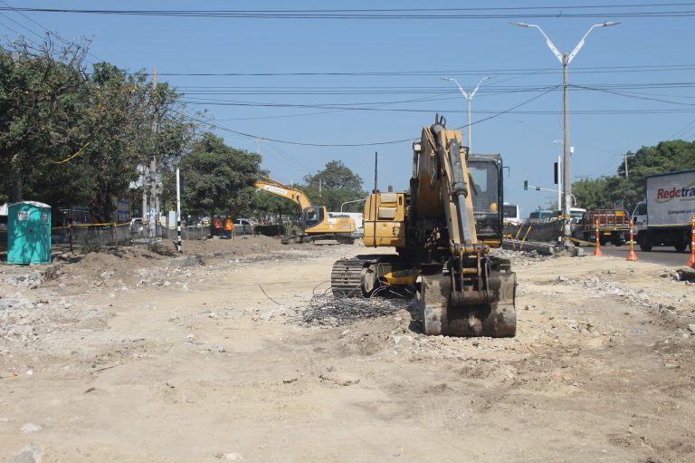 Maquina retroexcavadora en mitad de la obra