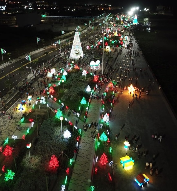 Vista aérea nocturna malecón del Río