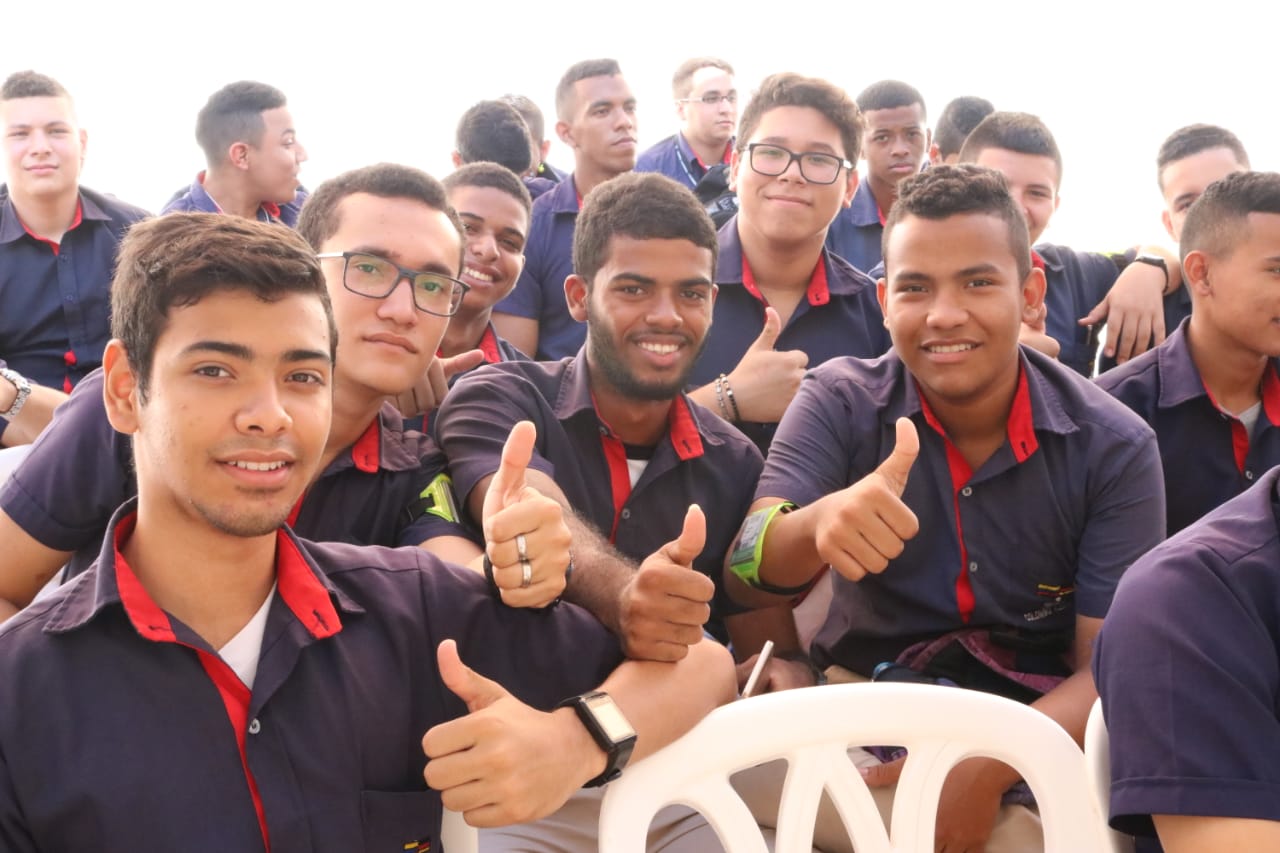 Estudiantes posando para foto