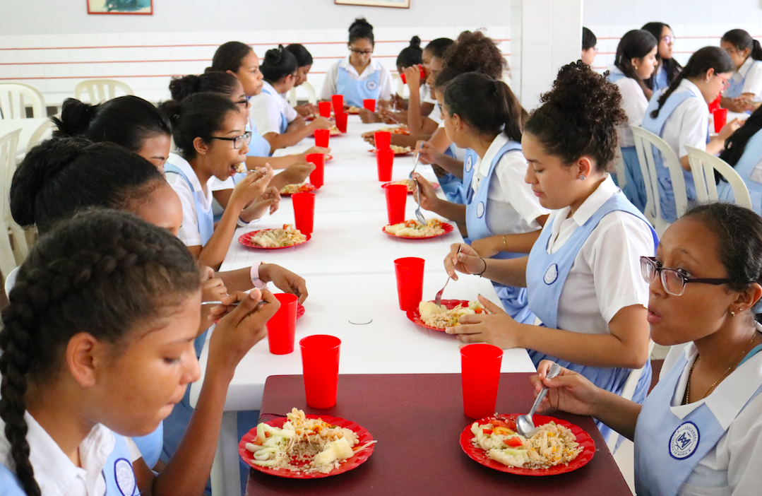 estudiantes disfrutando de beneficio PAE