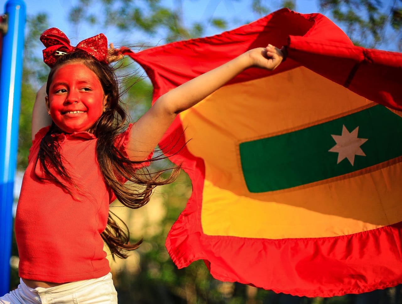 Niña con bandera