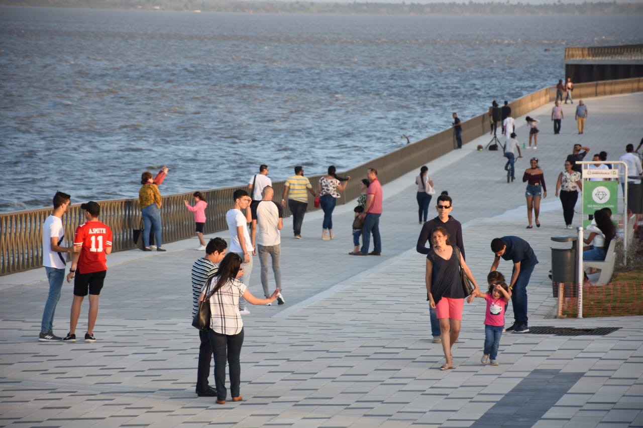 Personas en malecón de barranquilla