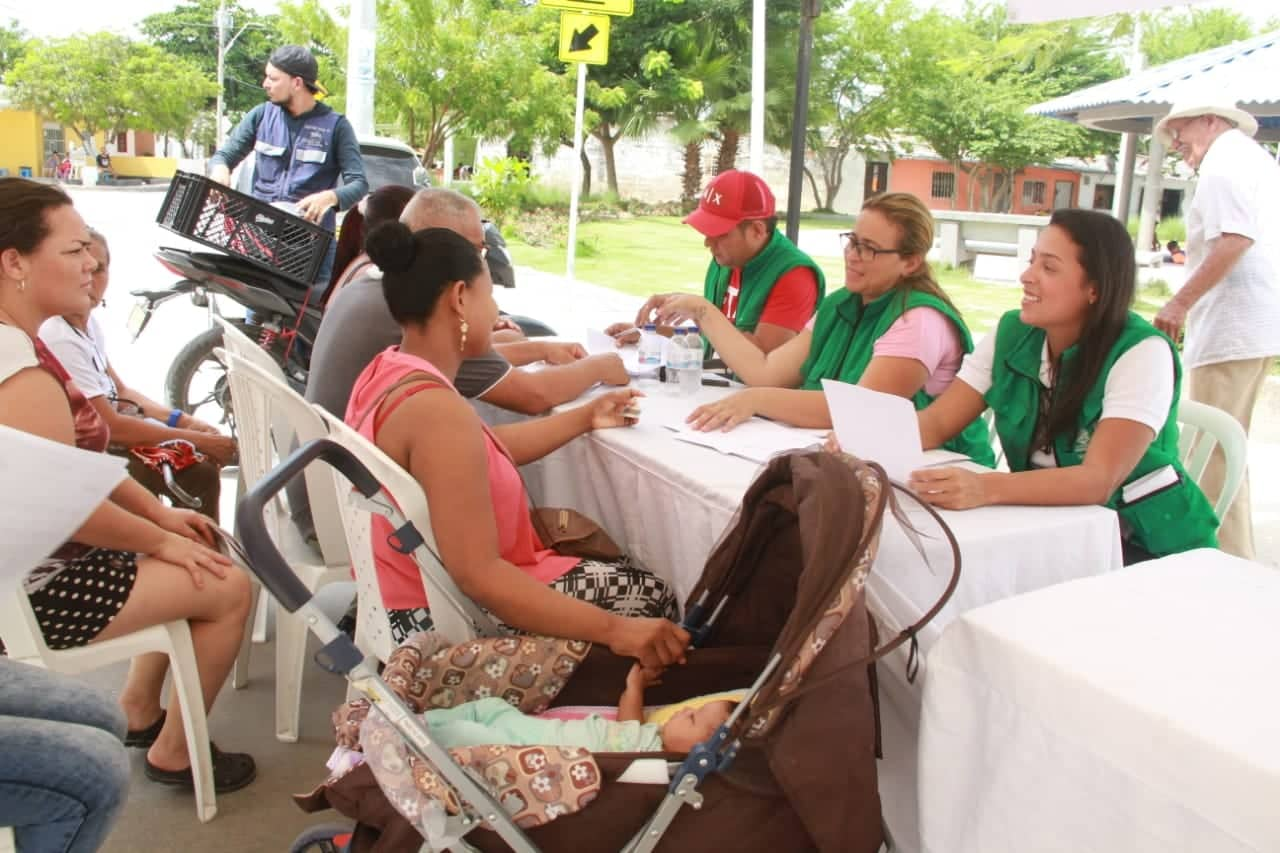 Funcionarios en atencion a comunidad durante feria Barranquilla Convive