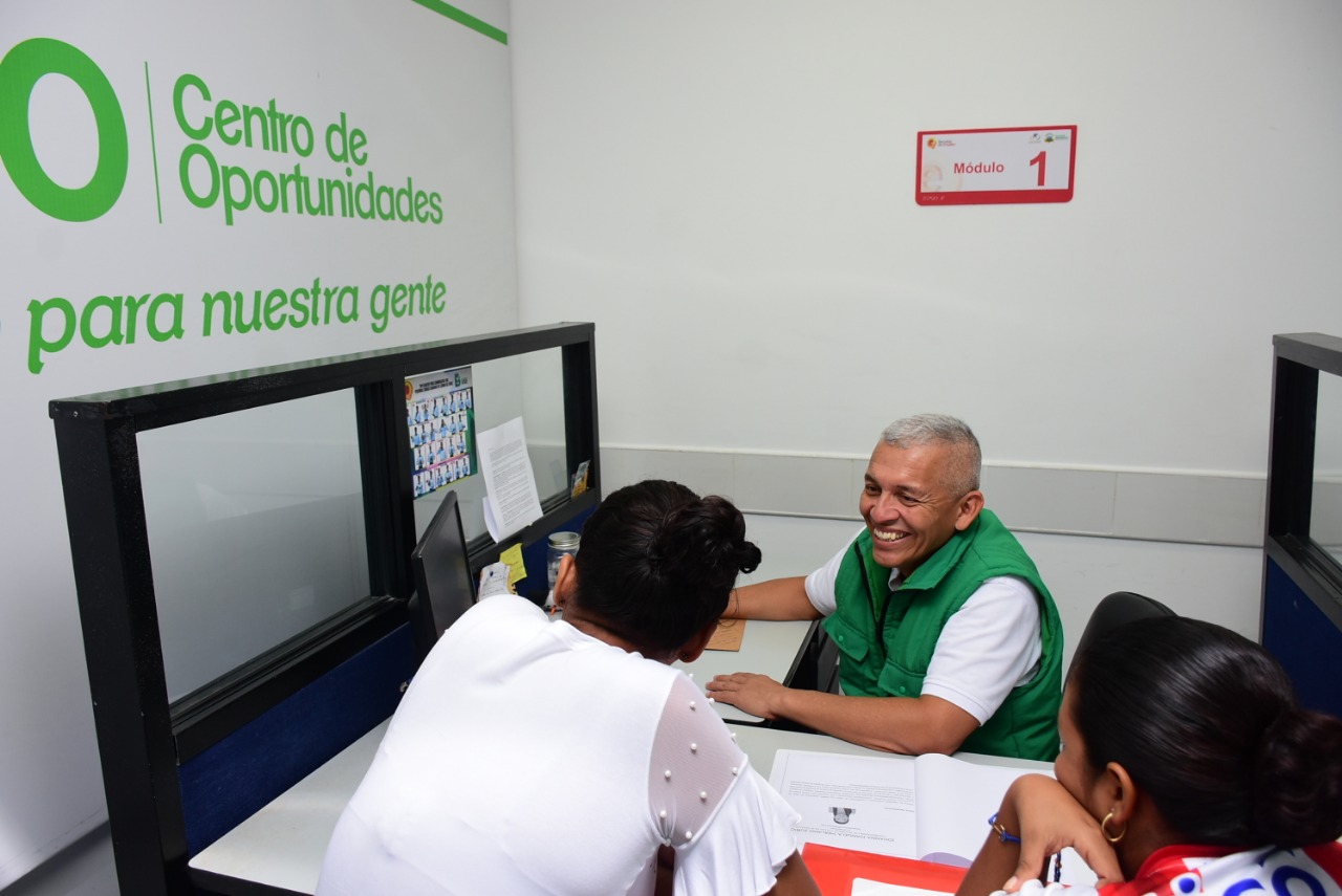 Centro de Oportunidades atendiendo ciudadanos