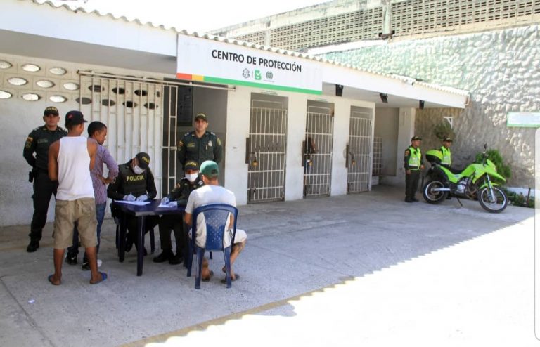 Jóvenes trasladados a la UCJ, son caracterizados por personal de la Policía Nacional