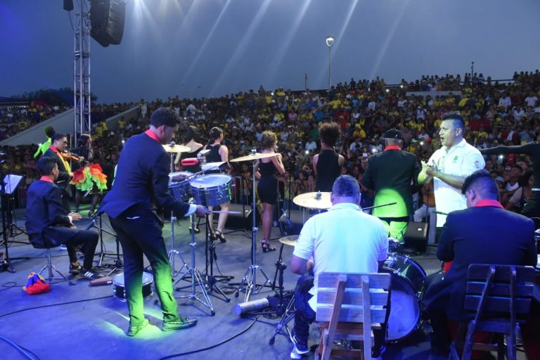 Grupo musical realizando presentación al público
