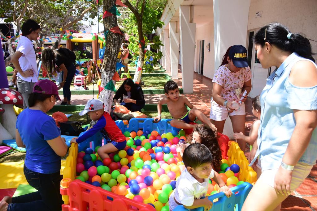 Funcionarios con sus hijos en piscina de bolas