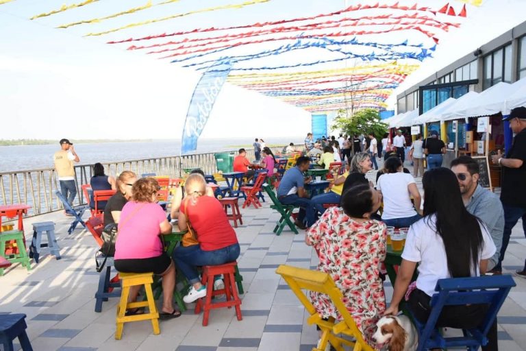 Terraza de comida gran malecón del rio