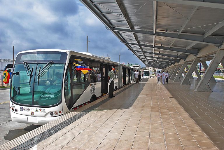 Bus artuculado en estacion de portal