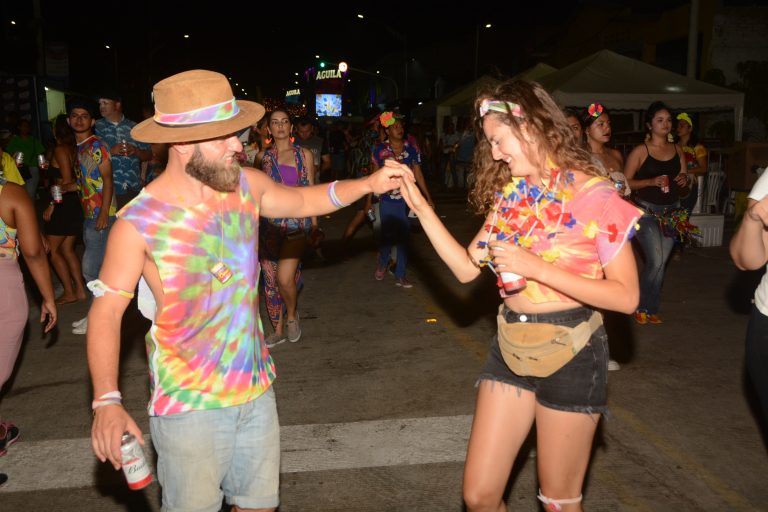 Pareja bailando durante evento Baila a la calle