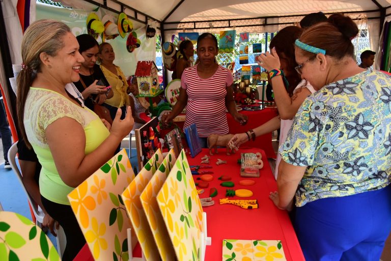 Emprendedoras culturales exhibiendo sus productos en feria