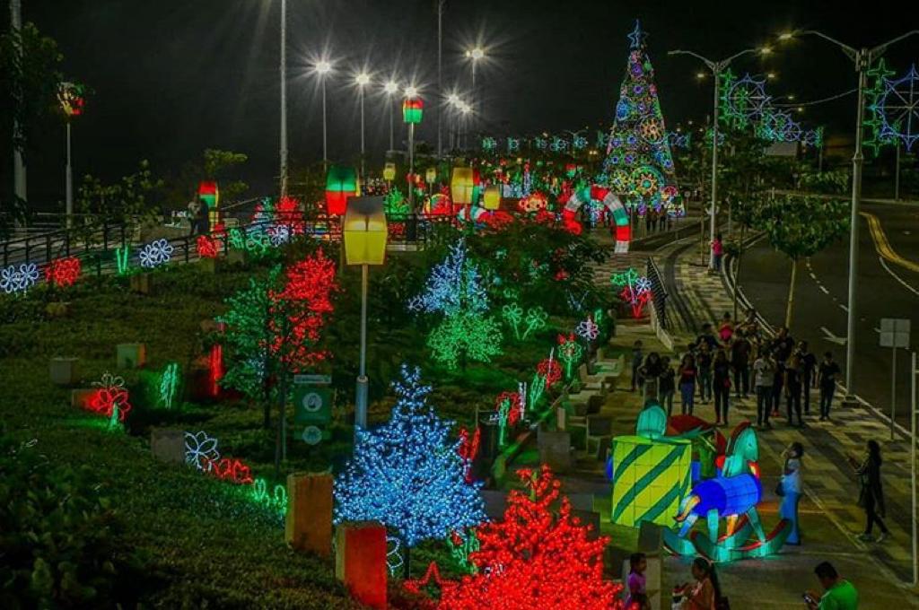 Alumbrado navideño sobre el Malecon del río