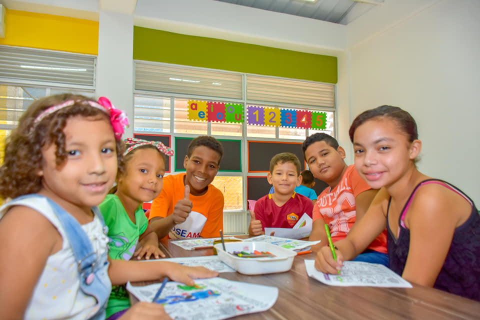 Grupo de niños en casa ludica