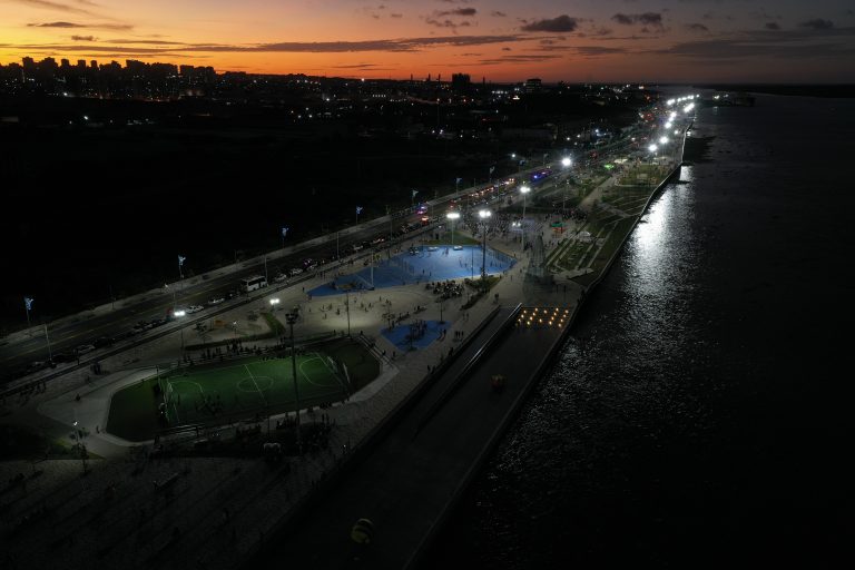 Vista aérea nocturna del gran malecón del rio