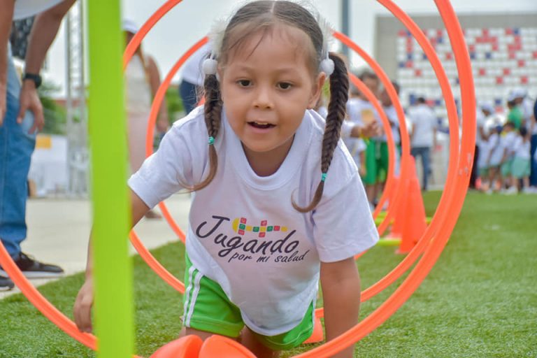 Niña jugando en parque