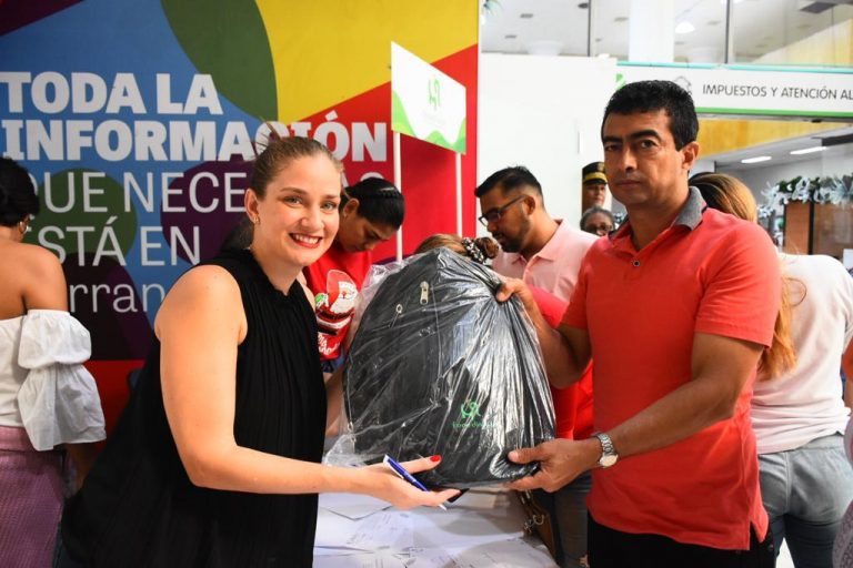 Entrega de regalos a miembros de fonedisba