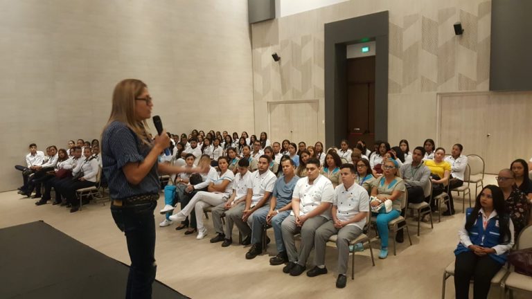 voluntarios del curso primer respondiente en auditorio durante charla