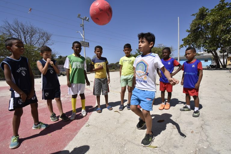 Niños jugando en parques inaugurados