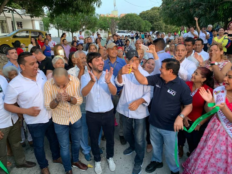 Alcalde rodeado de la ciudadania durante visita ak barrio La Uniòn