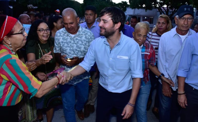 Alcalde en barrio la union invitando a participar en el plan de Deasrrollo